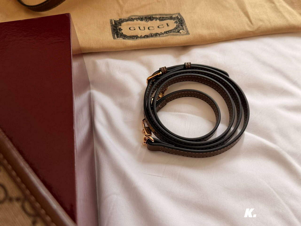 The Timeless Appeal of the Emboss Logo B-leather accessories配图1 The Timeless Appeal of the Emboss Logo B-leather accessories配图1